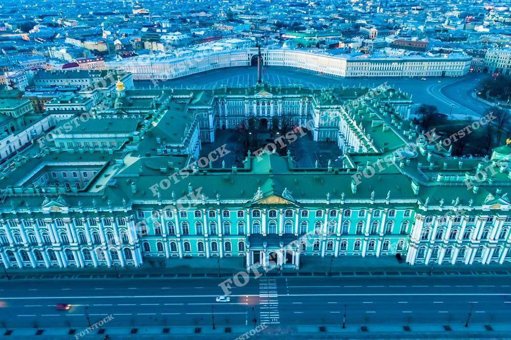 Фотография панорамного вида Санкт-Петербург, Россия, снятая с высоты. На фото изображён Зимний дворец, в котором расположен Государственный Эрмитаж, а также Дворцовая площадь. Фотоснимок передаёт масштаб исторического центра города, величие архитектурного ансамбля и строгую геометрию городской планировки. Это фото отражает культурное наследие Санкт-Петербурга и его значение как одного из главных музейных центров России. Иллюстрация может использоваться как картинка или слайд, посвящённые музеям и городам России.